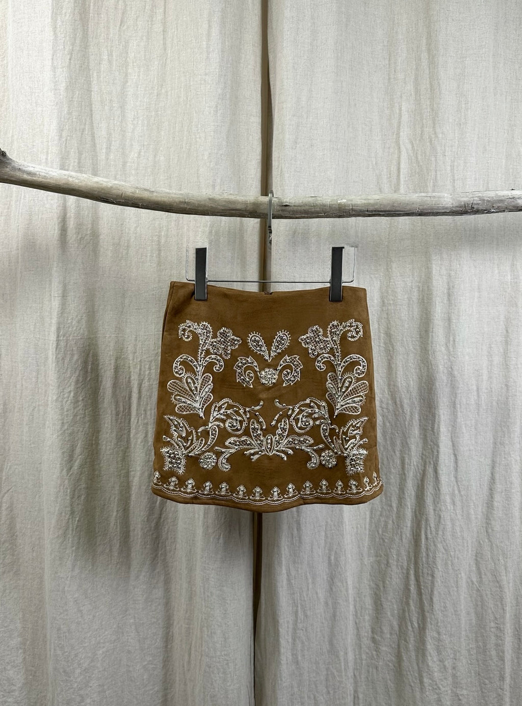 Jupe short camel à clous